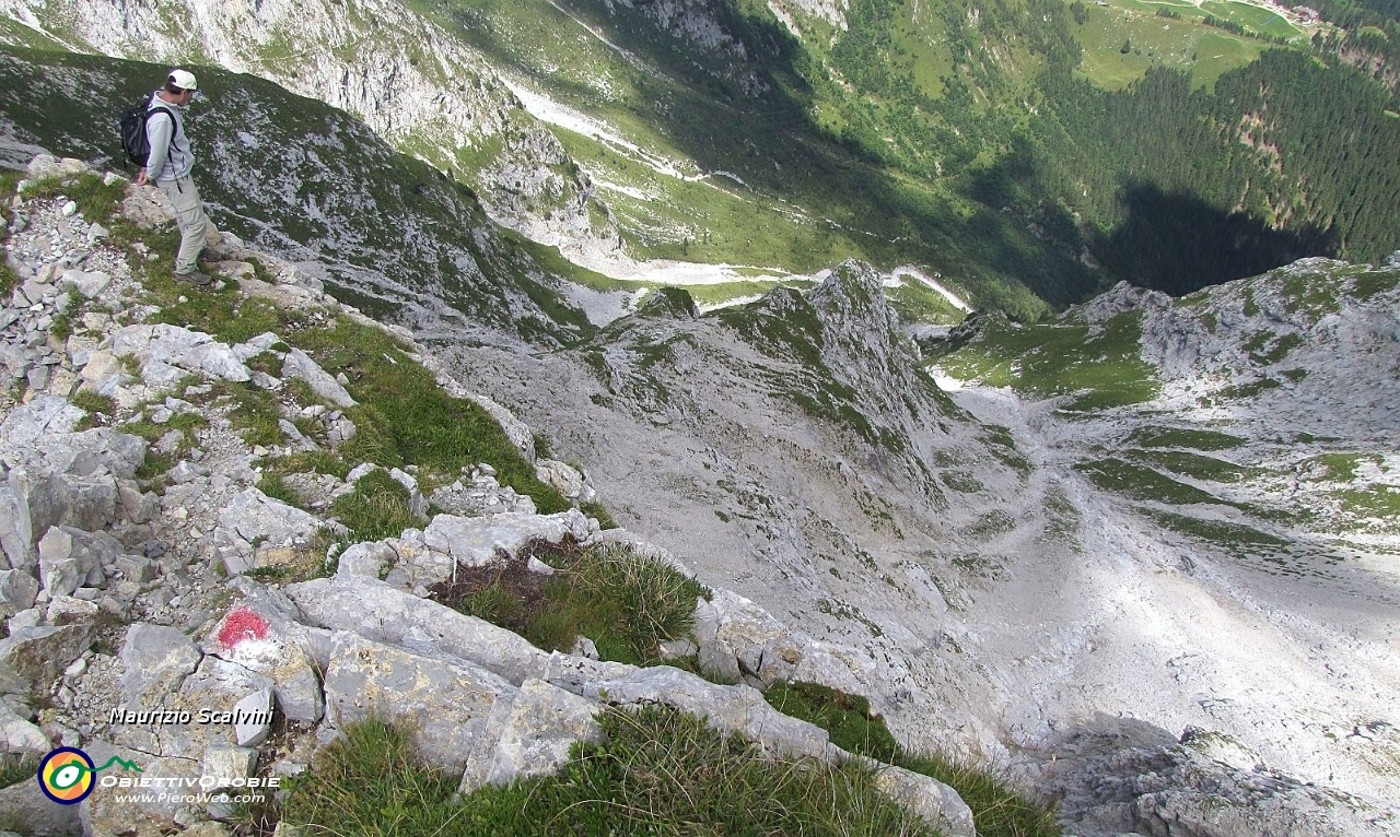 39 E poi ci si affaccia sugli impressionanti baratri del versante nord...i.JPG